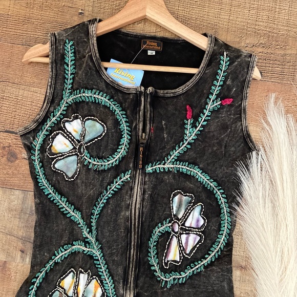 BOHO Zip Up Vest with Embroidered Floral Accents - BRAND NEW - Picture 2 of 14